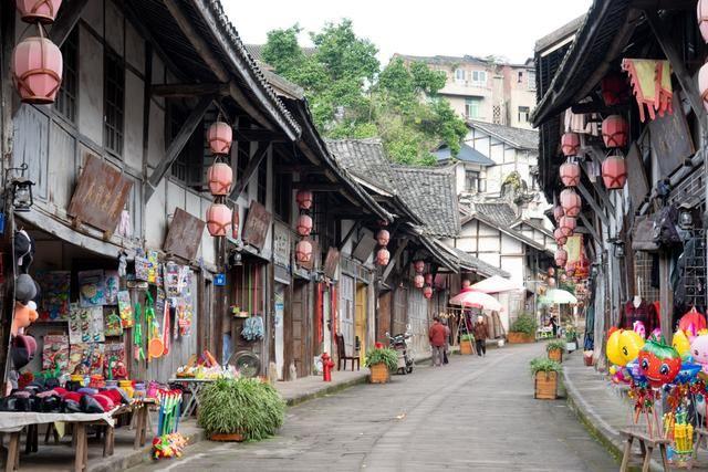 陈奕迅深圳独自坐地铁似路人,乘客低头玩手机无人理,遭嘲已过气